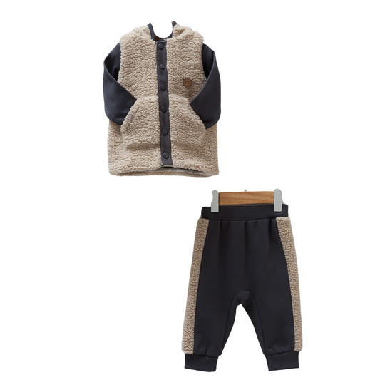 8232 Caramell Baby Boy 3-Piece Set – Long-Sleeve Shirt, Pants & Plush Hooded Vest | Sizes 3–18 Months | Made in Turkey