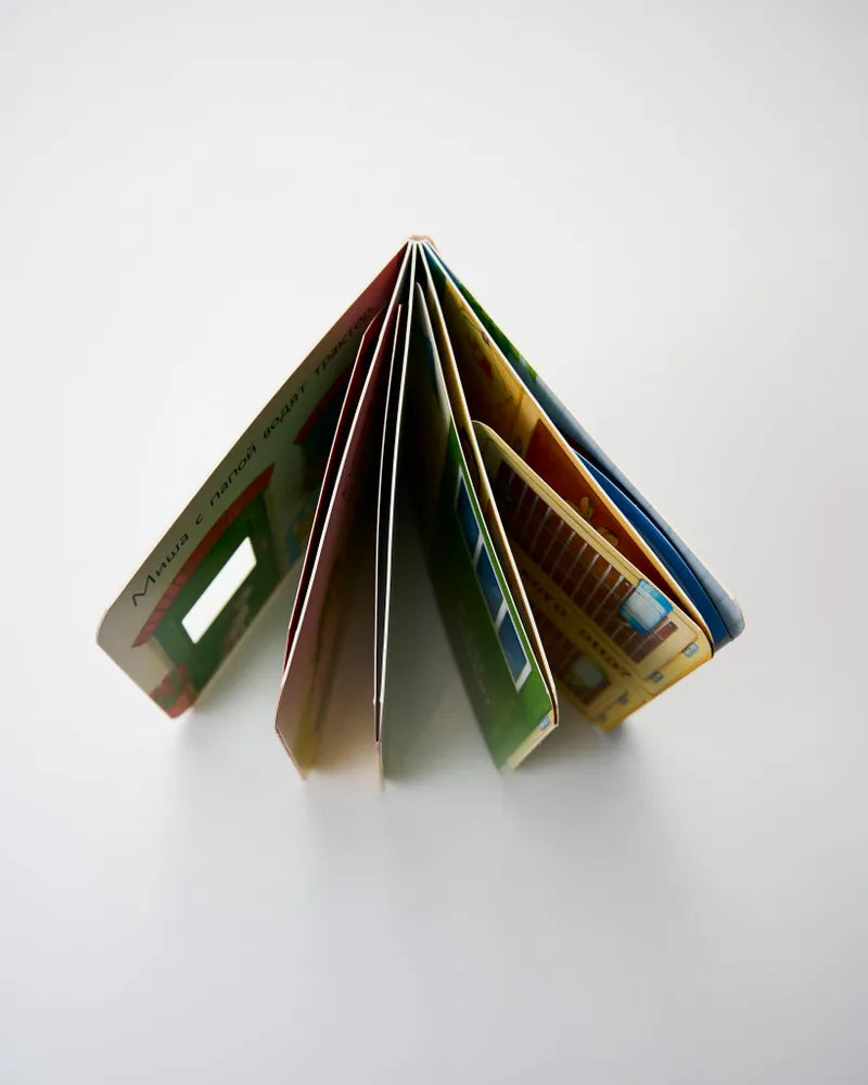 520381 Peek-a-Boo! Who’s on the Farm? | Ages 0+ | Clever Publishing | Lift-the-Flap Board Book