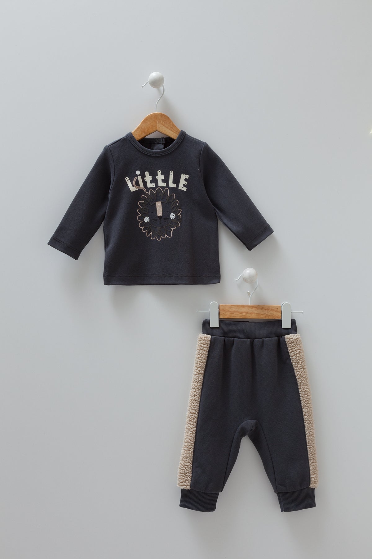 8232 Caramell Baby Boy 3-Piece Set – Long-Sleeve Shirt, Pants & Plush Hooded Vest | Sizes 3–18 Months | Made in Turkey