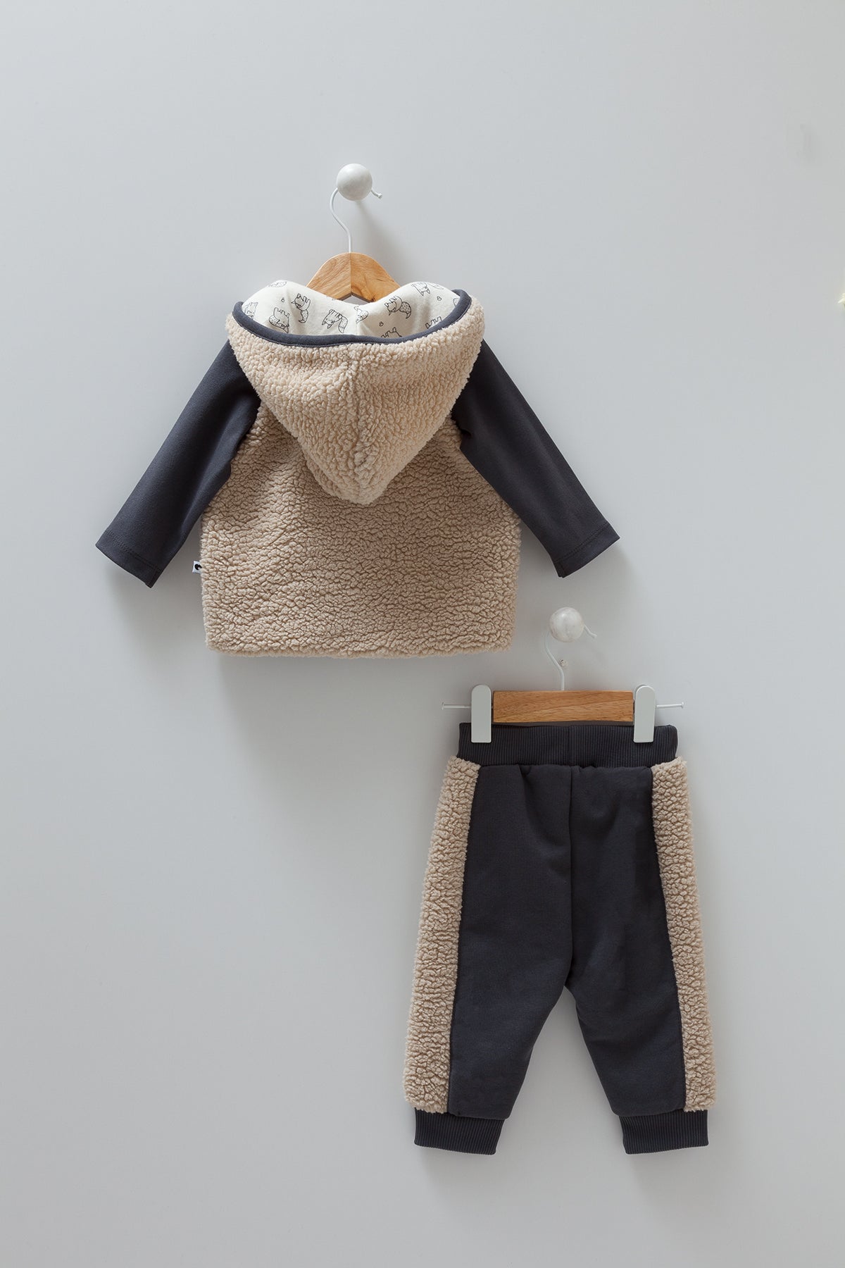 8232 Caramell Baby Boy 3-Piece Set – Long-Sleeve Shirt, Pants & Plush Hooded Vest | Sizes 3–18 Months | Made in Turkey