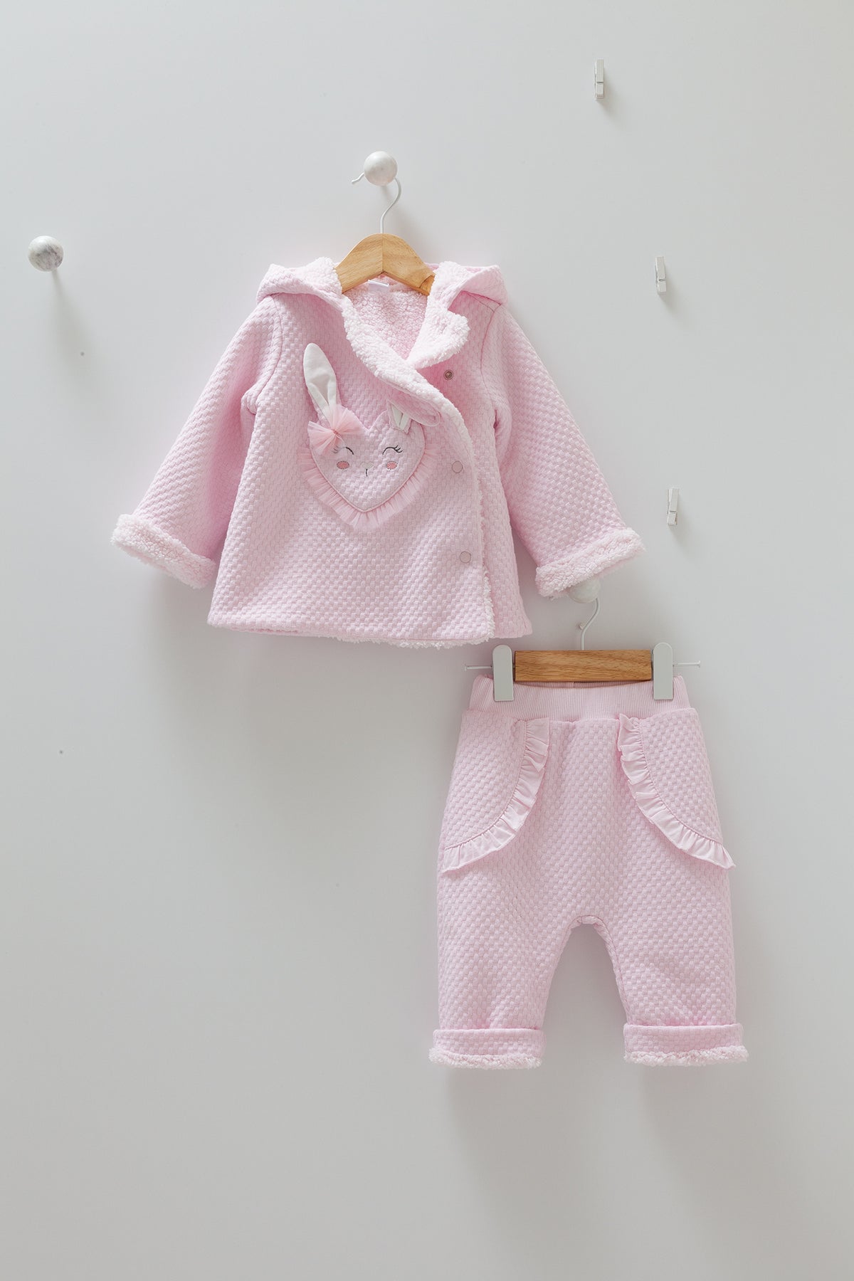 8356 Caramell Baby Girl Plush Demi-Season 2-Piece Set – Hooded Jacket & Ruffle Pants | Sizes 6–18 Months | Made in Turkey