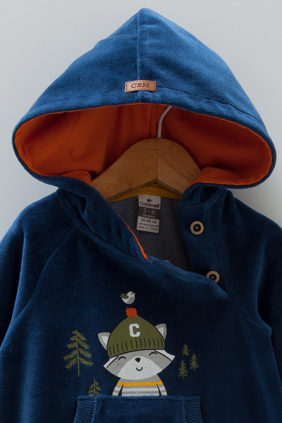 8391 Caramell Baby Boy Jumpsuit with Hood & Pocket – Cat Print | Sizes 3–18 Months | Made in Turkey | Cotton