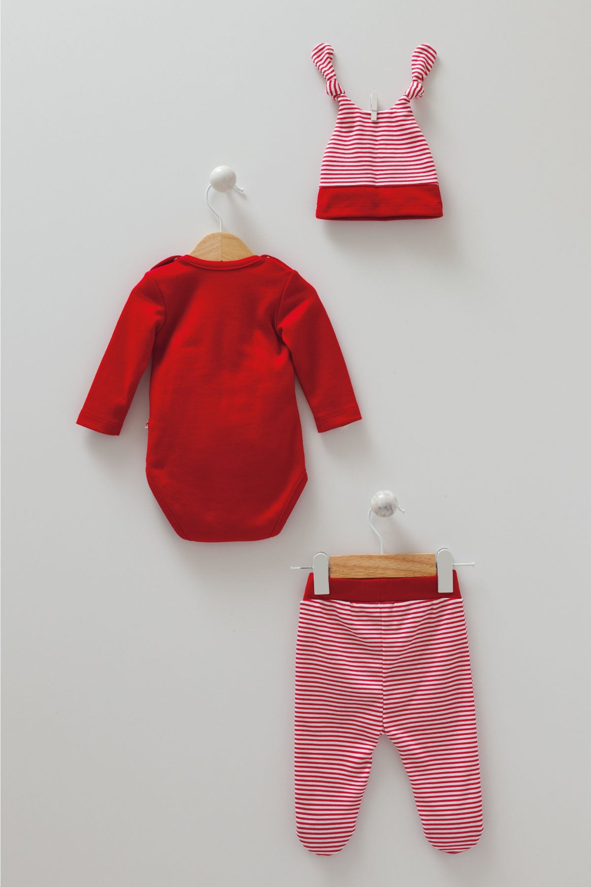 8448 Caramell | Unisex New Year 3-Piece Baby Set | Red Bodysuit, Striped Footed Pants & Hat | 0–9 Months | 100% Cotton | Made in Turkey