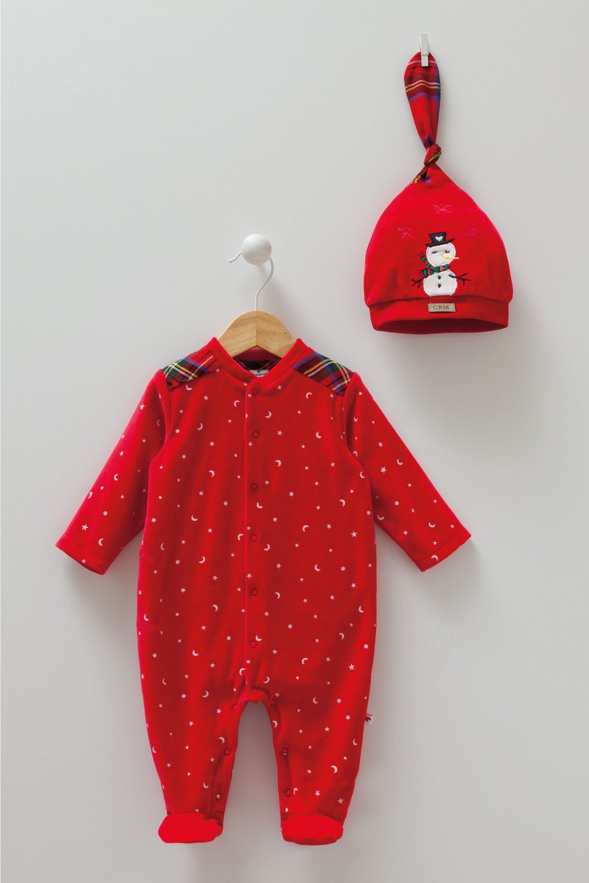 8455 Caramell | Unisex Christmas 2-Piece Baby Set | Red Footed Sleepsuit with Plaid Details & Snowman Hat | 0–6 Months | 100% Cotton | Made in Turkey
