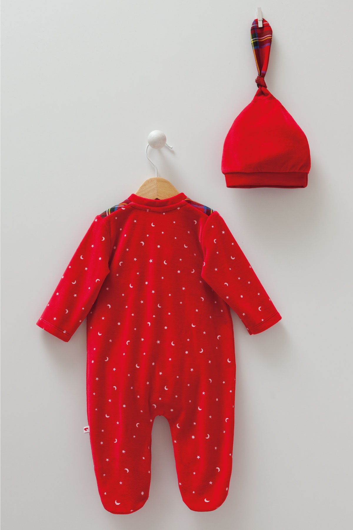 8455 Caramell | Unisex Christmas 2-Piece Baby Set | Red Footed Sleepsuit with Plaid Details & Snowman Hat | 0–6 Months | 100% Cotton | Made in Turkey