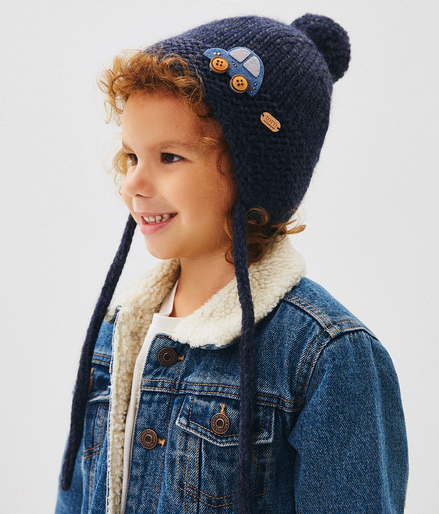 90541 Boys’ Knitted Winter Hat with Earflaps & Pom-Pom | Car Patch Design | Sizes 50–52 cm | 18–36 Months | Baby Alpaca, Wool | 100% Cotton Lining